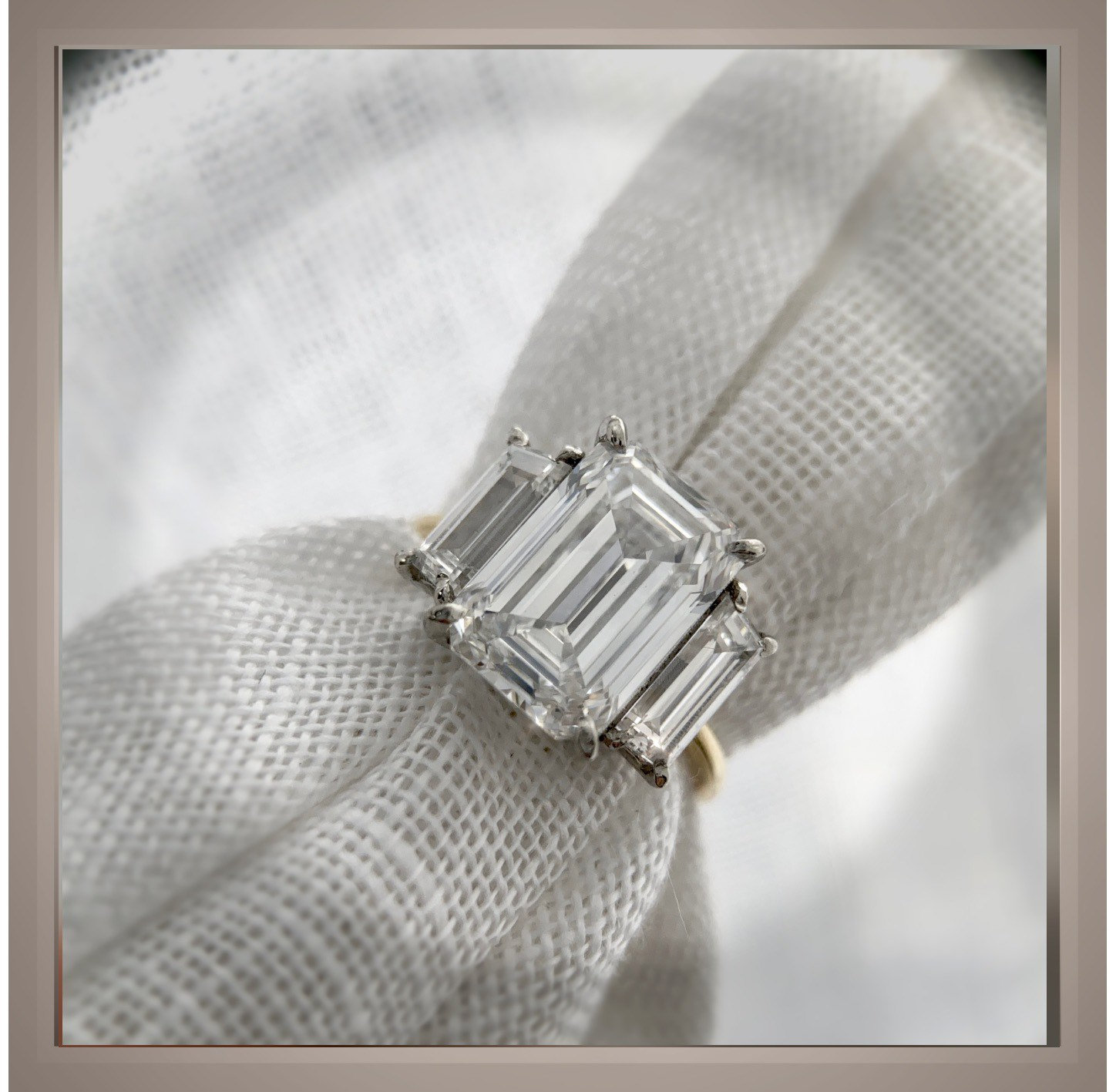 2.00ct E-VS1エメラルドカットダイヤモンドベゼルセットの婚約指輪