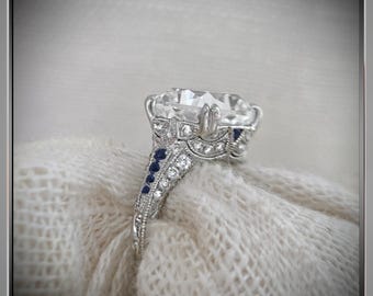 Nuovo*** Anello in stile vintage antico con diamante a taglio cuscino da 3,65 carati e zaffiro in platino *** Di Chelsea Leigh and Company