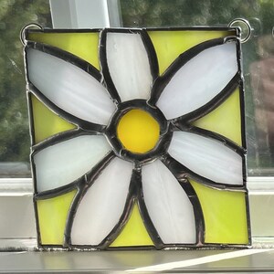 Daisy Stained Glass Suncatcher (price is for one suncatcher)