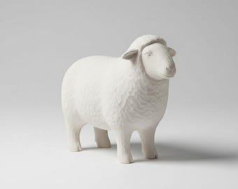 大きなユニークな粘土羊/子羊の釉薬をかけた陶器の彫刻。素朴な形と