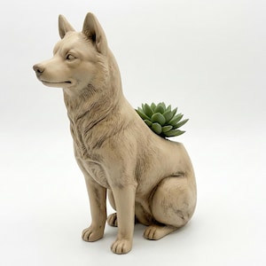 Puede incluir: Una maceta beige con forma de perro con una planta suculenta verde. El perro está sentado erguido, con textura de pelaje detallada y apariencia realista. La maceta está hecha de un material duradero.