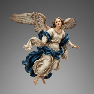 Puede incluir: Una escultura detallada de un ángel en vuelo. El ángel viste una túnica blanca fluida con una faja azul. Las alas son de color marrón claro. El rostro del ángel es sereno, con una ligera mirada hacia arriba.