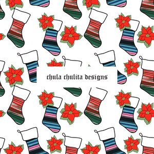 Könnte beinhalten: Ein nahtloses Muster mit roten Weihnachtssternen und bunten, gestreiften Strümpfen mit weißem Fellbesatz. Der Text "chula chulita designs" ist mittig unten im Bild platziert.