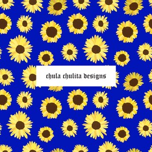 Peut inclure: Un motif sans couture composé de tournesols jaunes avec des centres bruns sur un fond bleu vif. Le texte "chula chulita designs" est centré dans l'image.