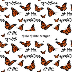 Peut inclure: Un fond blanc avec un motif répété de papillons orange et le texte "yo soy afrolatina" en écriture cursive noire. Le texte "chula chulita designs" apparaît au centre de l'image.