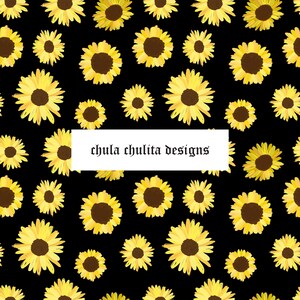 Puede incluir: Un patrón sin costuras con girasoles amarillos con centros marrones sobre un fondo negro. El texto "chula chulita designs" está centrado en la imagen.