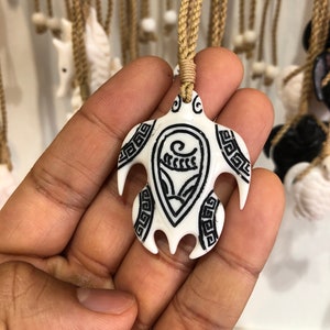Collier ajustable tortue de mer avec motif hawaïen