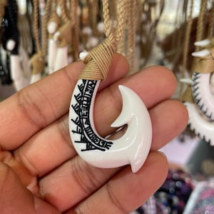 Adjustable fishhook with Hawaiian traditional design