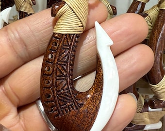 マウイ　釣り針　木製 ハワイアン 木製 フィッシュフック型 壁掛け ウッドホヌ釣り針