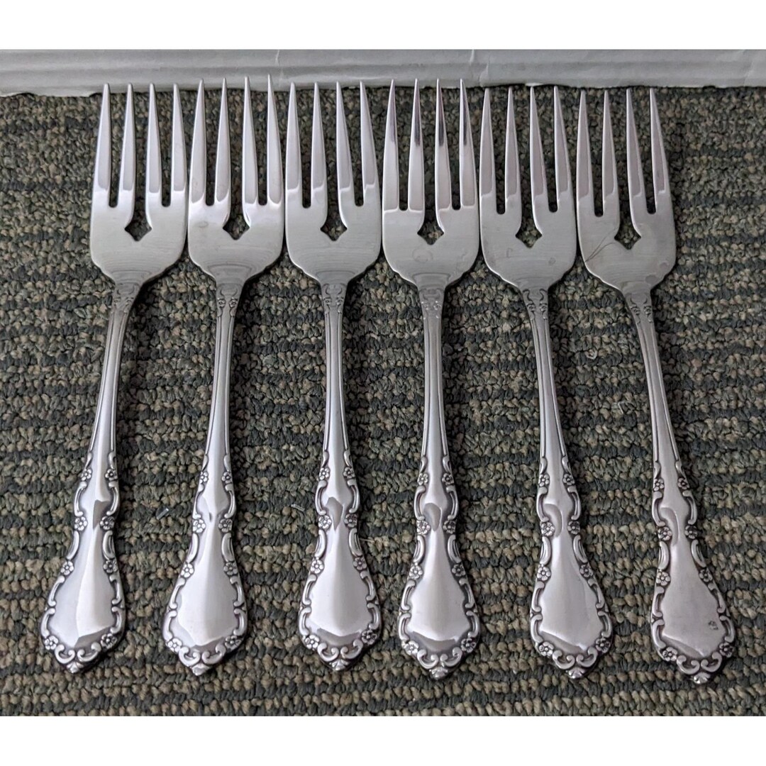 Distinction Deluxe Stainless By Oneida Hh