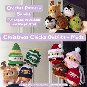 Könnte beinhalten: Eine Sammlung gehäkelter Küken-Spielzeuge in verschiedenen weihnachtlichen Outfits, darunter Weihnachtsmützen und Winterschals. Das Bild zeigt auch gehäkelte Tiere wie Rentiere und Pinguine. Der Text auf dem Bild lautet "Crochet Pattern Bundle" und "Christmas Chicks Outfits + Mods."