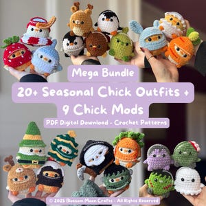 Può includere: Una collezione di giocattoli di pulcini all'uncinetto in vari abiti stagionali. L'immagine include pulcini vestiti da pupazzo di neve, pinguino e fragola. Il testo sull'immagine recita "Mega Bundle 20+ Seasonal Chick Outfits + 9 Chick Mods PDF Digital Download - Crochet Patterns."