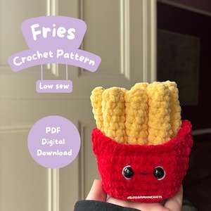 Puede incluir: Un peluche de ganchillo de patatas fritas en un recipiente rojo con una cara sonriente. Las patatas fritas son amarillas y el recipiente es rojo. El texto de la imagen dice "Fries Crochet Pattern" y "PDF Digital Download".