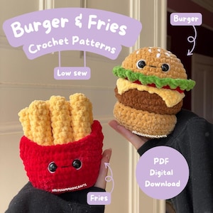 Op de afbeelding: Haakpatroon voor een burger- en frietset. De burger heeft een sesambroodje, sla, tomaat, kaas en een patty. De frietjes zijn geel en in een rode bak. De tekst luidt "Burger & Fries Crochet Patterns" en "PDF Digital Download".