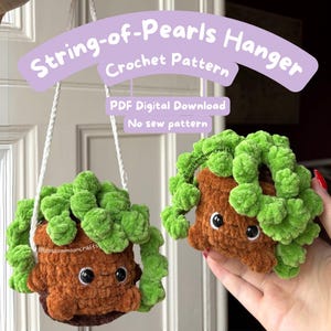 Può includere: Un modello all'uncinetto per un appendiabiti String-of-Pearls. L'immagine mostra due fioriere all'uncinetto marroni, sorridenti, fatte a mano, con fogliame verde e soffice a forma di collana di perle. Le fioriere sono sospese da cordoncini bianchi. Il testo sull'immagine recita "String-of-Pearls Hanger Crochet Pattern".