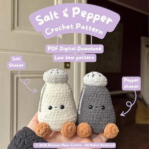 Puede incluir: Un patrón de ganchillo para saleros y pimenteros. La imagen muestra dos saleros hechos a mano: uno blanco y otro gris, cada uno con una parte superior gris y pies naranjas. El texto "Salt & Pepper Crochet Pattern" se muestra encima de los saleros.