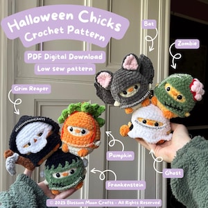Könnte beinhalten: Handgefertigte gehäkelte Halloween-Küken in Kostümen: Fledermaus, Zombie, Kürbis, Geist, Sensenmann und Frankenstein. Das Bild enthält den Text "Halloween Chicks Crochet Pattern" und "PDF Digital Download".