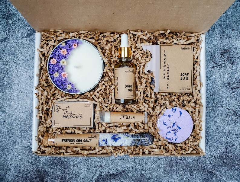 a Handmade natural scented relaxing and romantic spa set with high quality ingredients is the best gift for mom