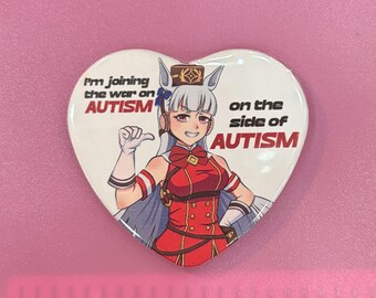 Puede incluir: Un pin en forma de corazón con un personaje de estilo anime de cabello blanco y traje rojo. El texto dice: I'm joining the war on AUTISM on the side of AUTISM. El personaje lleva un pequeño sombrero y guantes, señalándose con el pulgar.