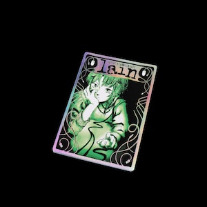 Puede incluir: Una tarjeta coleccionable holográfica con una ilustración de estilo anime de una persona con cabello y ropa verdes. La tarjeta tiene la palabra "lain" en la parte superior y un borde decorativo. El fondo es negro.