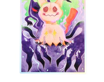 Puede incluir: Una impresión artística holográfica que presenta una criatura de dibujos animados con un cuerpo color crema, orejas negras y una cara sonriente. La criatura tiene apéndices morados en forma de tentáculos sobre un fondo verde y morado. El texto "DEADBEAT DEVIL" está en la parte inferior.