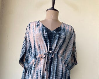 Kaftán de seda crepé teñido a mano: vestido de playa de estilo vintage, caftán de sari de seda reciclada para estar en casa, regalo para ella.