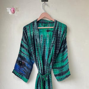 Hermosa bata tipo kimono de seda con efecto tie-dye, bata de seda de lujo, kimono largo de seda bohemio, bata de seda para mujer, bata cruzada con abertura frontal, bata para playa.