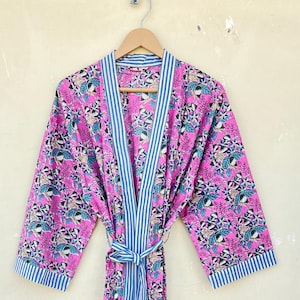 ピンクのコットン着物ローブ：ハンドブロックプリントの花柄フェスティバルウェア