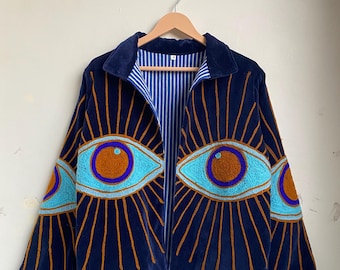 Chaqueta de terciopelo india hecha a mano: abrigo con bordado de ojo malvado, prenda bohemia chic, chaqueta para festivales, prenda étnica llamativa.