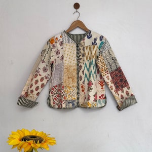 Vestes en patchwork faites main de couleur blanche, manteau veste d'hiver fait main en coton indien, veste de style bohème, veste courte matelassée en kantha unisexe image 1