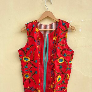 Phulkari västkappa, ärmlös broderad västkappa, blommig designjacka, traditionellt indiskt mode, phulkarijacka, kort bohojacka