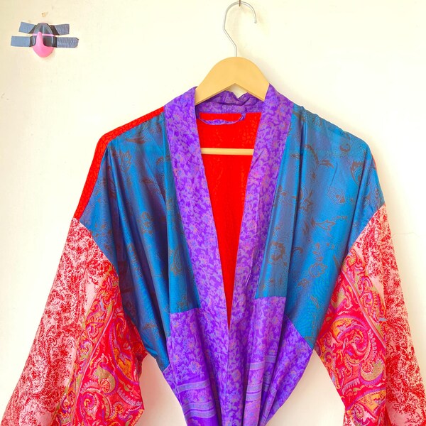Kimono-Robe aus recycelter Seide: Leichtes Sari-Kleid, Strandvertuschung
