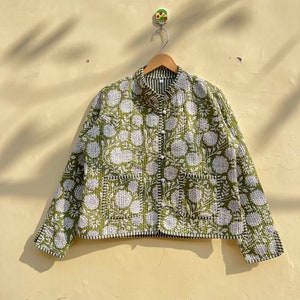 Veste matelassée florale verte faite main : manteau bohème réversible