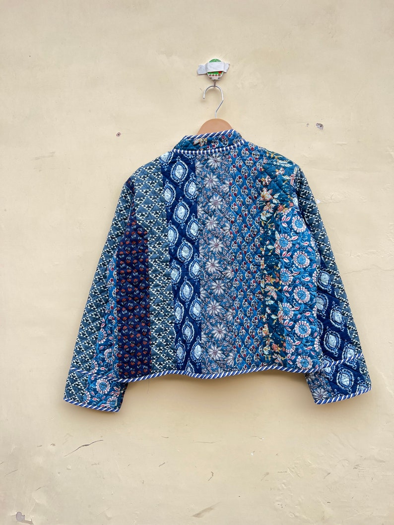 Nouvelle veste patchwork Blue Coller Boho Winter veste matelassée réversible, vêtements pour femmes, manteau de veste, veste indienne faite à la main image 9