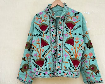 Giacca ricamata Suzani fatta a mano, giacca invernale, cappotto da donna, giacca corta Suzani, giacca Suzani in tessuto TNT, vestaglia, regalo per lei