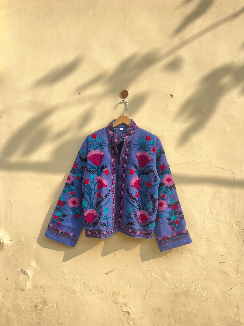 Cappotto da giacca ricamato a mano Suzani in cotone blu scuro, donne indossano giacche invernali, regalo da damigella d'onore, giacca invernale, abito kimono, damigella d'onore immagine 1