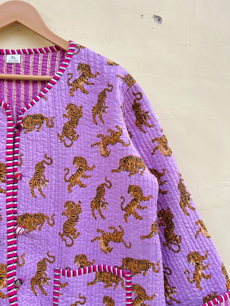 Handgefertigte indische Baumwollblock-Tigerdruck-Steppjacke, Boho-Mantel, Winterkleidungjacke, Vollärmeljacke, zwei Vordertaschen Bild 2