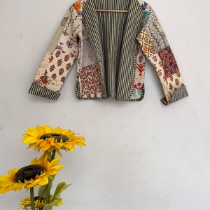 Vestes en patchwork faites main de couleur blanche, manteau veste d'hiver fait main en coton indien, veste de style bohème, veste courte matelassée en kantha unisexe image 3