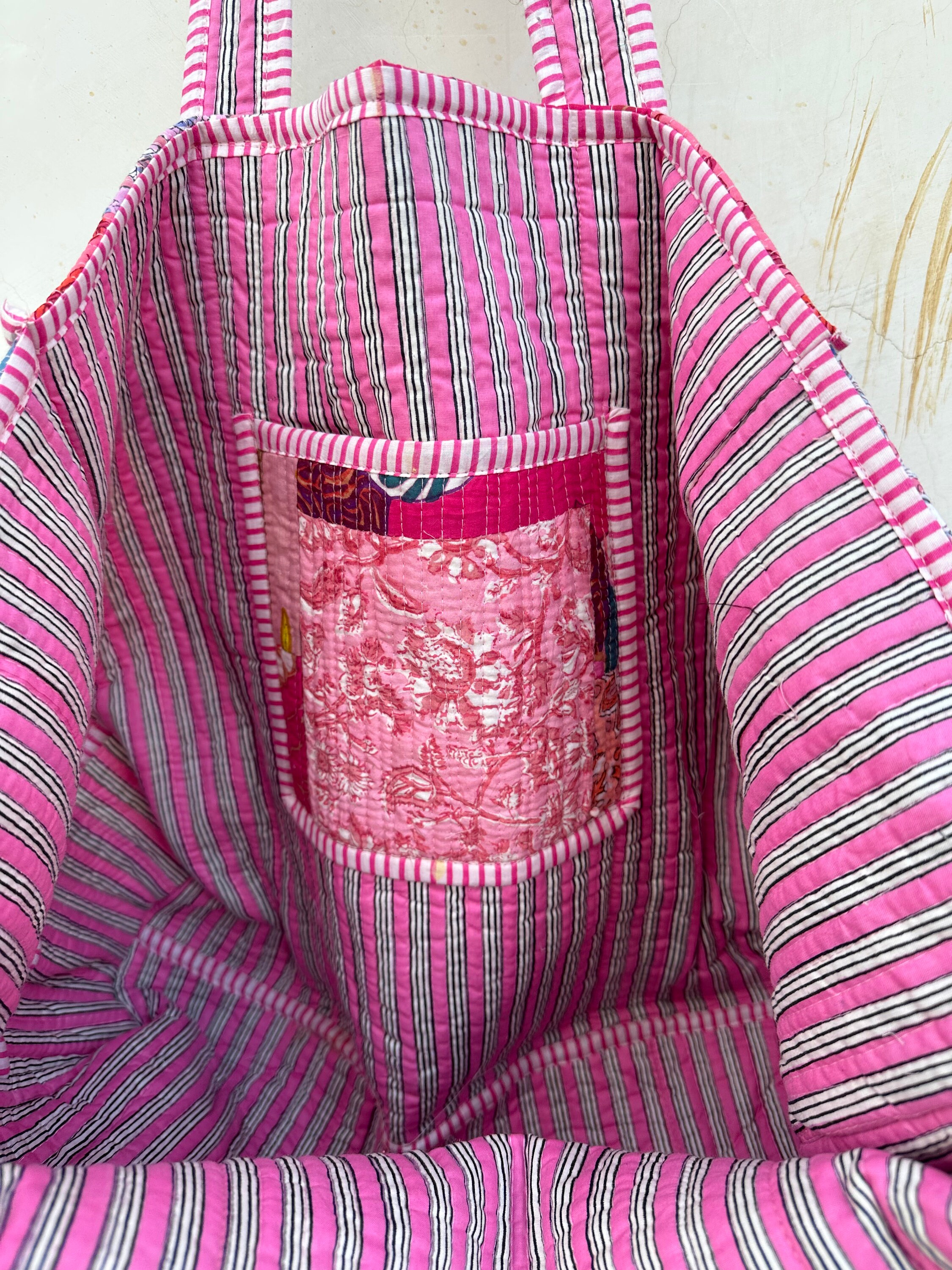 花柄キルティングトートバッグ：手作りリバーシブルコットンパッチ