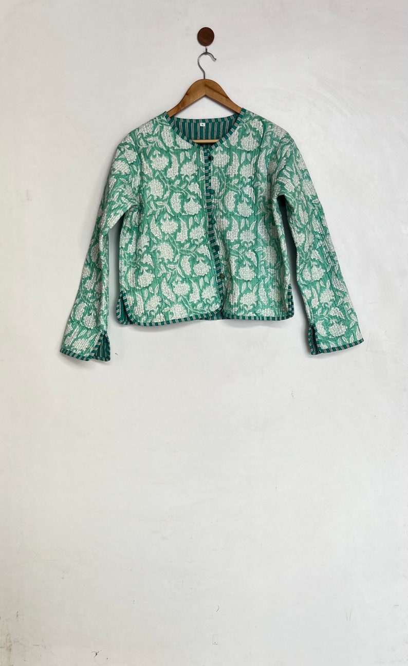 Veste matelassée indienne vintage faite main, manteaux, nouveau style, bohème, veste en coton courte feuille bleue passepoilée à rayures bleues image 1