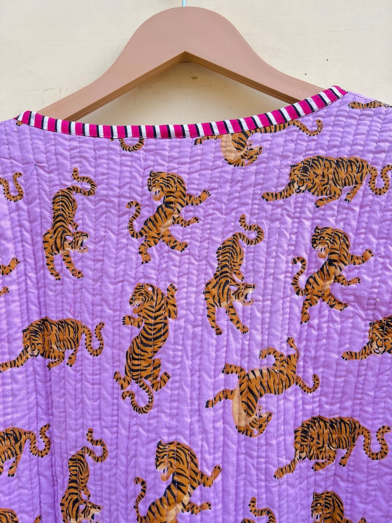 Handgefertigte indische Baumwollblock-Tigerdruck-Steppjacke, Boho-Mantel, Winterkleidungjacke, Vollärmeljacke, zwei Vordertaschen Bild 9