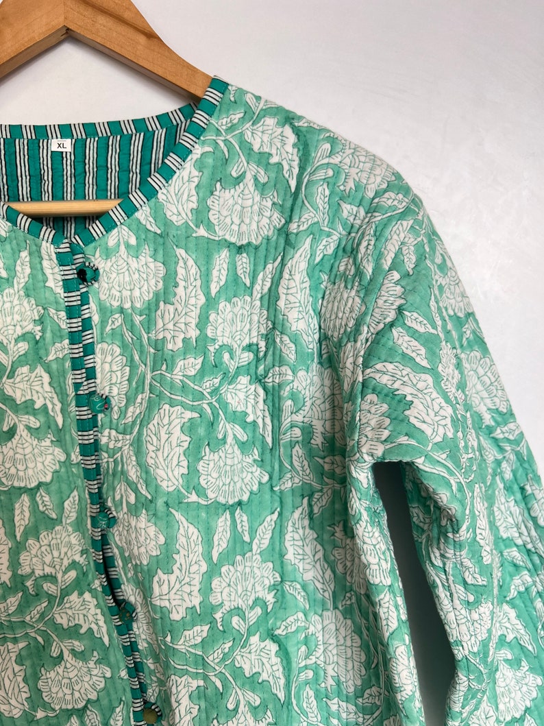 Veste matelassée indienne vintage faite main, manteaux, nouveau style, bohème, veste en coton courte feuille bleue passepoilée à rayures bleues image 3