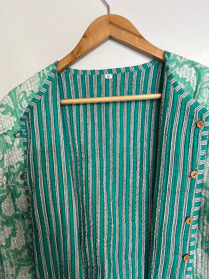 Veste matelassée indienne vintage faite main, manteaux, nouveau style, bohème, veste en coton courte feuille bleue passepoilée à rayures bleues image 5