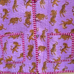 Giacca trapuntata con stampa tigre a blocchi di cotone indiano fatta a mano, cappotto Boho, giacca invernale, giacca a maniche lunghe, due tasche frontali immagine 7