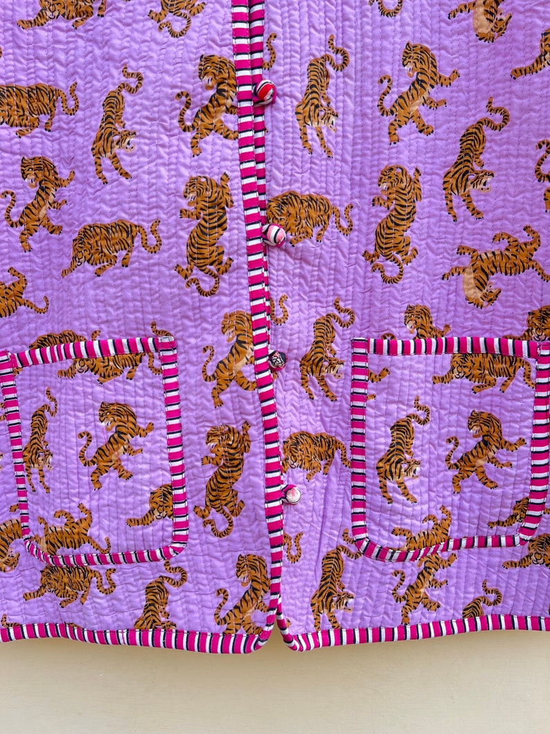 Handgefertigte indische Baumwollblock-Tigerdruck-Steppjacke, Boho-Mantel, Winterkleidungjacke, Vollärmeljacke, zwei Vordertaschen Bild 7
