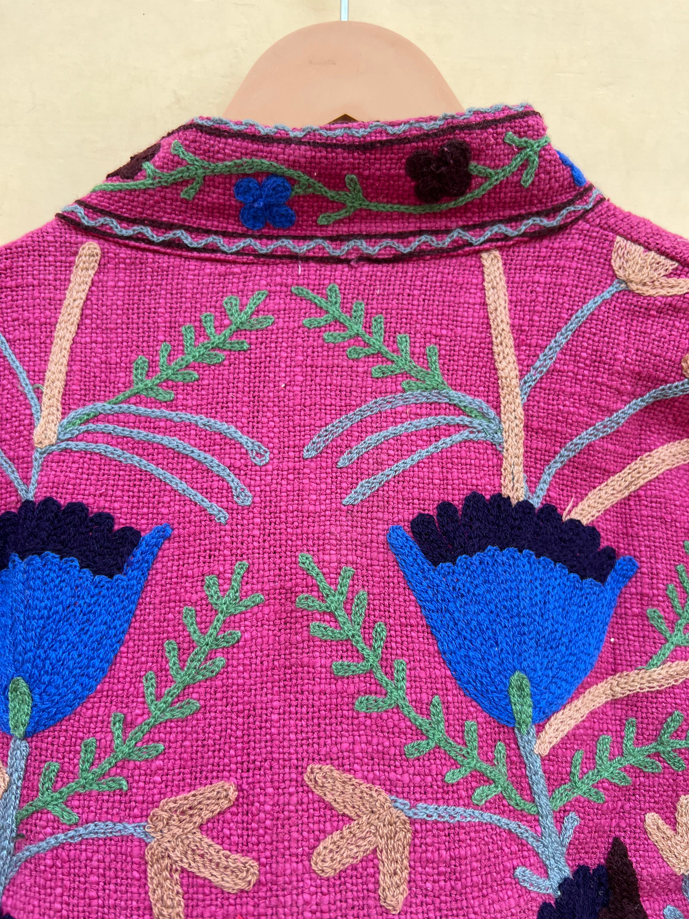 ピンクのスザニ刺繍ジャケット：ハンドメイドコットンショートコート