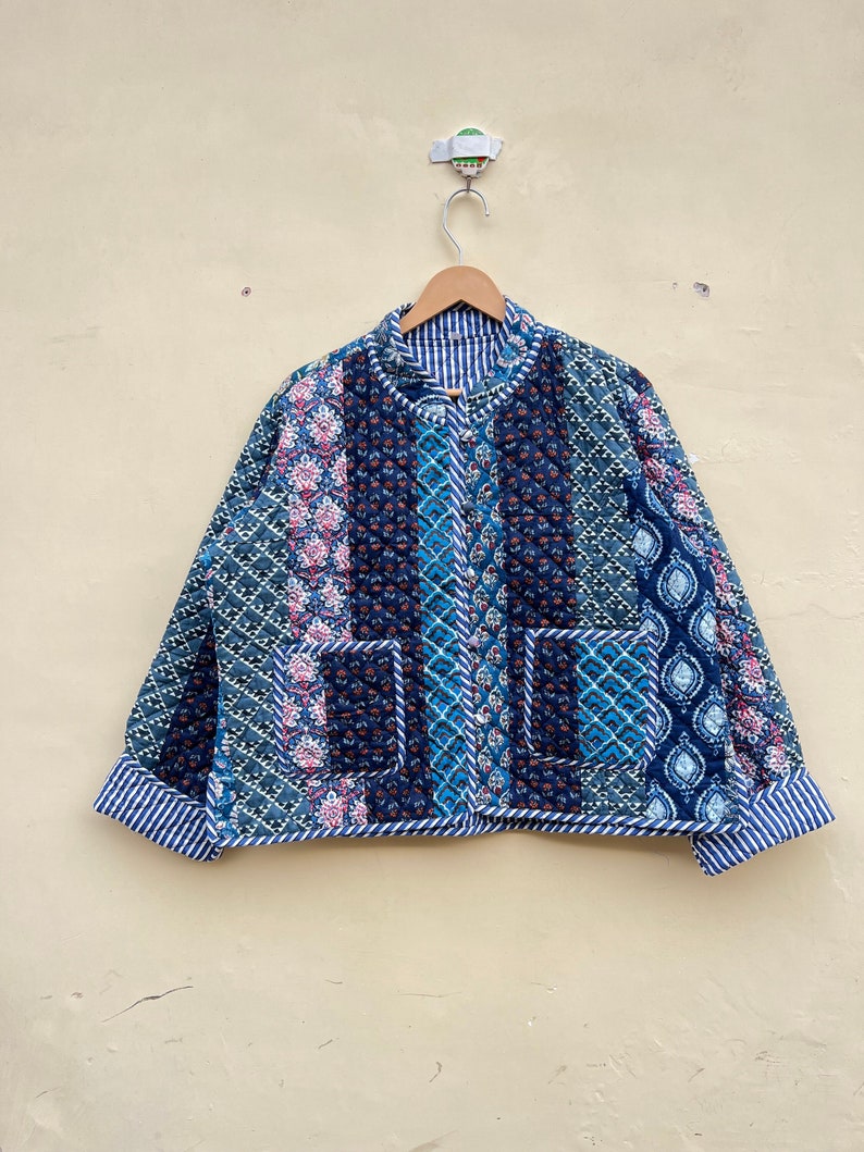 Nouvelle veste patchwork Blue Coller Boho Winter veste matelassée réversible, vêtements pour femmes, manteau de veste, veste indienne faite à la main image 1