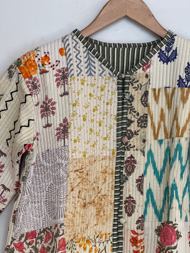 Vestes en patchwork faites main de couleur blanche, manteau veste d'hiver fait main en coton indien, veste de style bohème, veste courte matelassée en kantha unisexe image 2