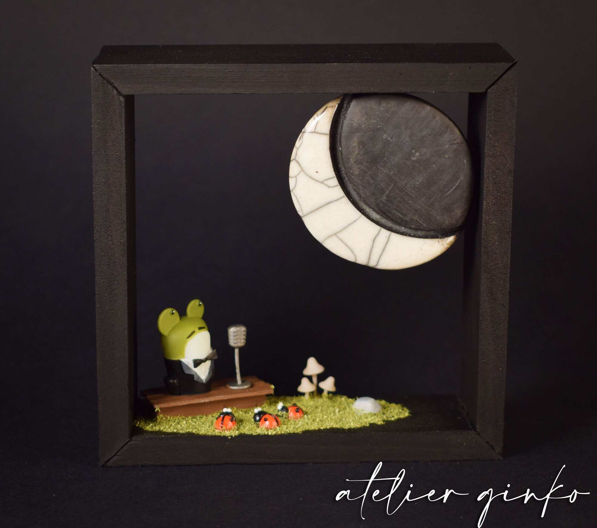 Cadre Scénette Miniature Lune Céramique Raku. Grenouille Crooner