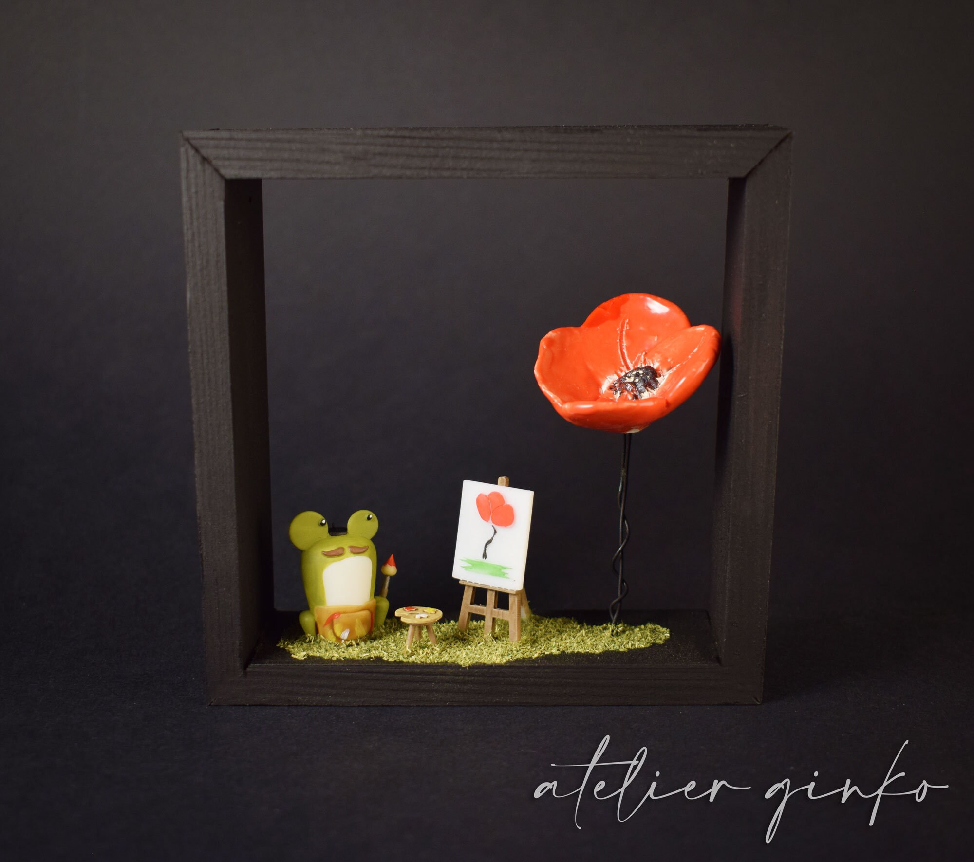 Cadre Scénette Miniature Coquelicot Céramique. Grenouille Peintre.